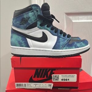 Air Jordan 1 Retro High OG Sneakers
White/Black-Aurora Green
Size 7 Women